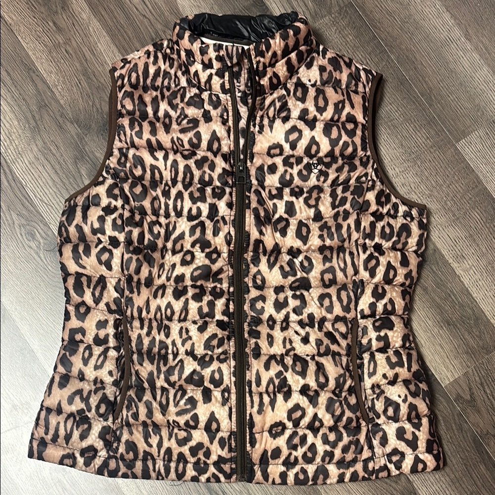 Ariat  ideal down women’s/juniors Leopard Print Puffer Vest.    size medium